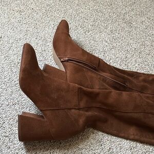 Size 8 Steve Madden square toe suede boots